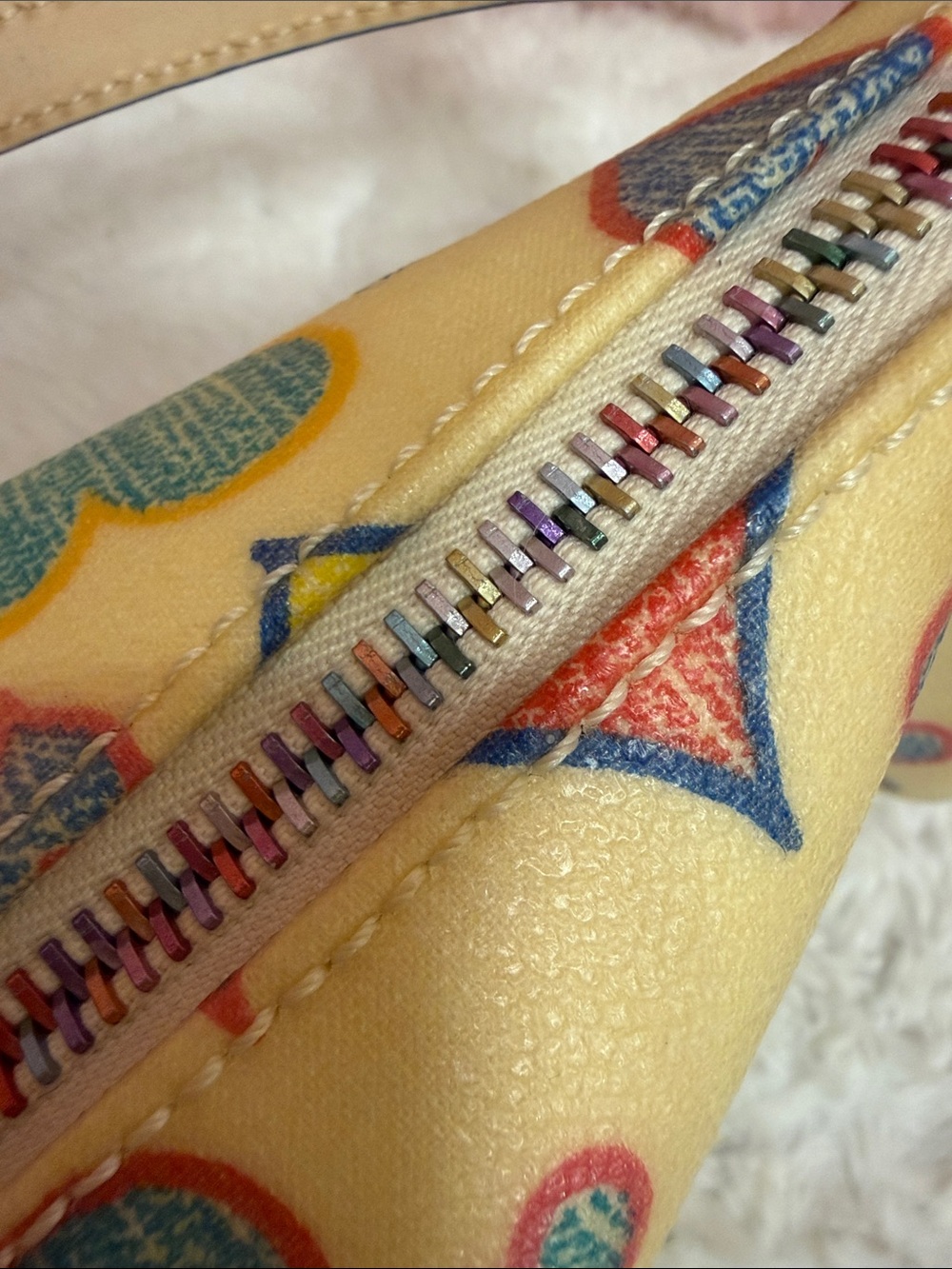 Vintage Dooney & Bourke Cream/Yellow Multi-Heart Shoulder Bag - Picture 7 of 7
